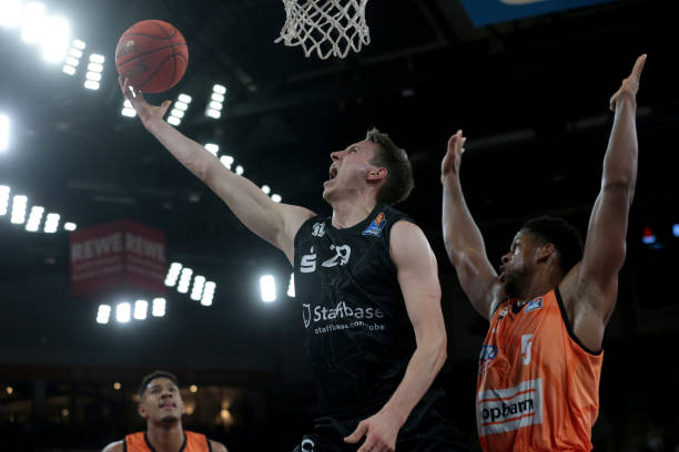 发挥神勇 发挥神勇